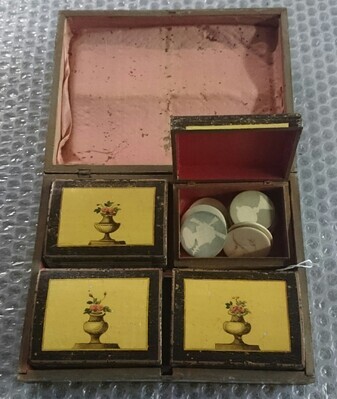 0000-0257-ODI b.jpg; 0000-0257-ODI/b; Doosje met fiches spel.; speelgoed (ontspanningsmiddelen)